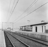 153088 Gezicht op de perronzijde van het N.S.-station Etten-Leur te Etten-Leur.